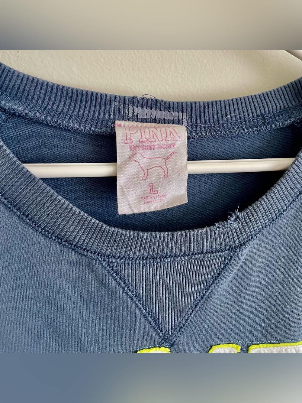💅🏻 Vintage PINK Victoria's Secret Crewneck Pullover 💅🏻 - Picture 3 of 5